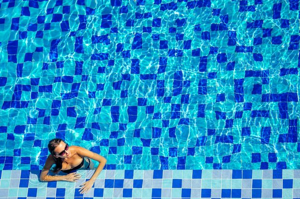 Quelle fréquence d'exercice aquatique est optimale pour améliorer la mobilité chez les patients atteints de sclérose en plaques ?